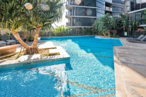 1-Bedroom Apartment with Pool, Sauna, and Parking in South Brisbane, Brisbane